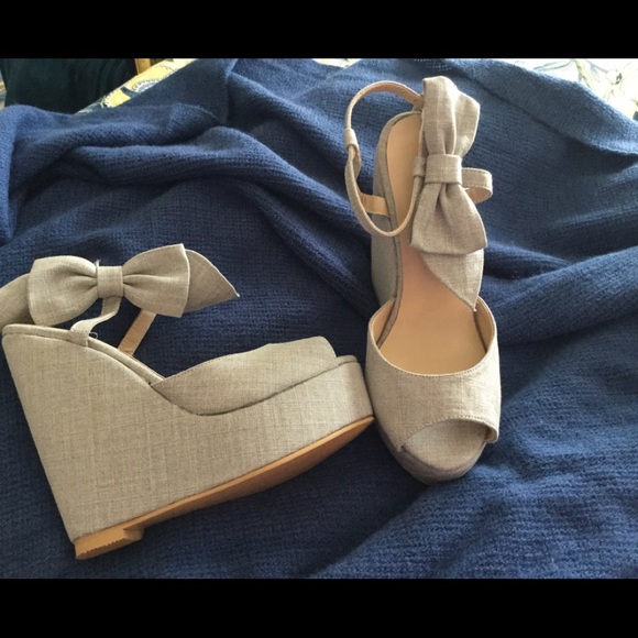 Wedge heel with bow NWOT 🎀HP🎀 - Picture 1 of 2